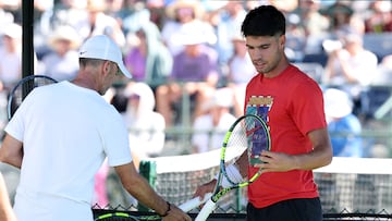 Alcaraz, con su entrenador Samuel López en Indian Wells.