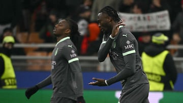 AC Milan's English forward #90 Tammy Abraham (R) celebrates his team's second goal during the UEFA Champions League football match between AC Milan and Red Star Belgrade (Crvena zvezda) at San Siro stadium in Milan, on December 11, 2024. (Photo by Alberto PIZZOLI / AFP)