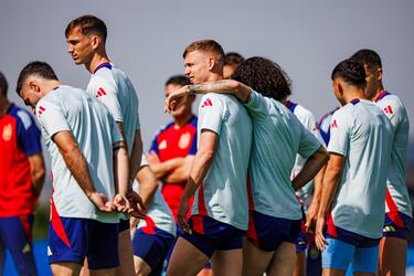 Dani Olmo con Cucurella.
