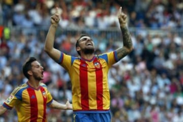El delantero del Valencia Alcácer celebra tras marcar el primer gol ante el Real Madrid