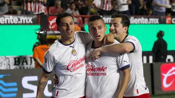 MEX3441. TIJUANA (MÉXICO), 07/09/2022.- Roberto Alvarado (c) de las Chivas celebra hoy con sus compañeros tras anotar contra el Tijuana, durante un partido por la jornada 13 del torneo Apertura 2022 de la Liga MX, en el Estadio Caliente en Tijuana (México). EFE/ Alejandro Zepeda
