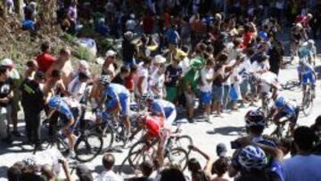 Purito, con el maillot rojo, estrenó el palmarés en Ézaro.