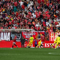 El Deportivo sobrevive al Nou Estadi para seguir líder