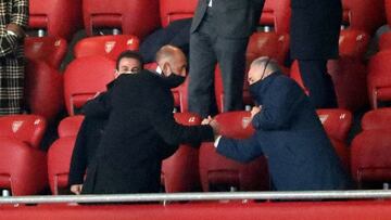 El presidente del Athletic, Aitor Elizegi, saluda a Rafa Gordillo.