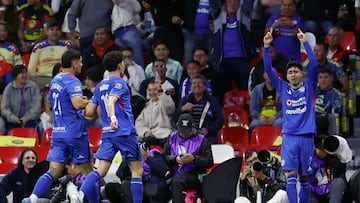 MEX9285. CIUDAD DE MÉXICO (MÉXICO), 11/04/2026.- Omar Campos (d) de Cruz Azul celebra un gol este sábado, en un partido de la jornada 14 del torneo apertura 2026 de la Liga MX entre América y Cruz Azul en el estadio Banorte en Ciudad de México (México). EFE/ Sáshenka Gutiérrez