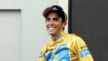 <b>MÁS CERCA.</b> Alberto Contador, líder de la Vuelta ciclista a España manifestó al finalizar la etapa de hoy que está un paso más cerca de la victoria, pero avisó de que "en estos días tranquilos, que parece que no tienen peligro puedo perder la Vuelta".