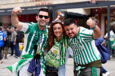 Gran ambiente en la Fan Zone del Real Betis. 