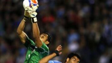 Uruguay pelea un bal&oacute;n contra Keylor Navas durante el juego en Montevideo. 