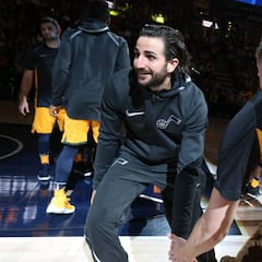 Ricky (11+7) recupera la alegría y Mitchell (24) brilla ante Giannis