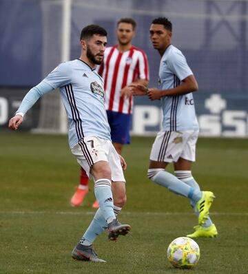 Con 23 años, el 27 de junio jugó sus primeros minutos en la máxima categoría del fútbol español. Lo hizo con la camiseta del Celta ante el Barcelona y los celestes consiguieron un punto (2-2), por lo que fue un debut dulce.
