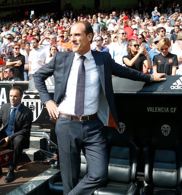 El entrenador español cogió de nuevo los mandos del equipo tras la salida de Pako Ayestarán en septiembre de 2016. Dirigió al equipo en 3 partidos antes de la llegada de Cesare Prandelli. 