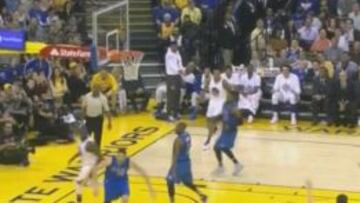 Klay Thompson levanta los brazos ante el triple de Curry. Antes de tiempo...