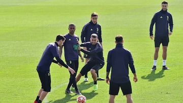 Douglas Costa, en el centro, durante un entrenamiento de la Juventus.