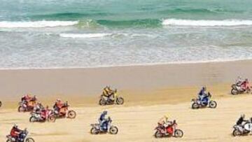 <b>¿VEREMOS ESTA IMAGEN EL AÑO PRÓXIMO? </b>La peligrosidad innata al Dakar se ha acrecentado entre las motos al aumentar drásticamente el ritmo de carrera.