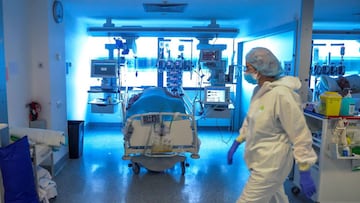 Personal médico de una UCI en el Hospital Puerta de Hierro, en Madrid.