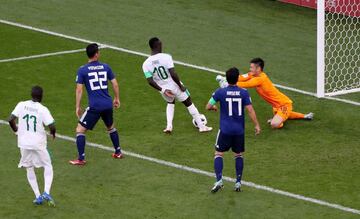 El portero japonés Eiji Kawashima no consigue parar el balón y Sadio Mane marca el primer gol de Senegal. 
