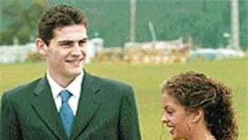 <b>DE FIESTA</b>. Casillas junto a su novia Laura.