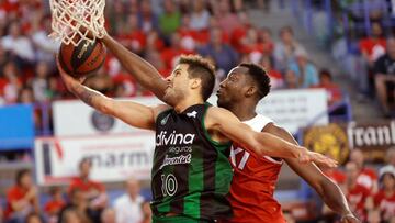 Nico Laprovittola entra a canasta ante Jordan Sakho.