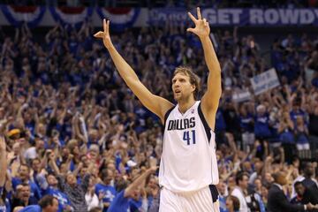 -Años en la NBA: 1999-2019 | -Equipos: Dallas Mavericks | -Medias de su carrera: 20,7 puntos, 7,5 rebotes, 38% en triples | -Mejor temporada: (2004-05) 26,1 puntos, 9,7 rebotes, 39,9% en triples | -Méritos: 1 vez campeón, 1 vez MVP, 1 vez MVP de las Finales, 14 veces all star, 4 veces en el mejor quinteto. | El mejor europeo en la historia de la NBA sin discusión y en el podio de los ala-pívots de siempre (junto a Tim Duncan y Kevin Garnett). Sexto con más puntos, cuarto con más partidos, tercero con más minutos... Nowitzki jugó sus 21 temporadas en los Dallas Mavericks, donde es una auténtica leyenda y a los que llevó a su único título (2011) en una final legendaria derrotando al primer Big Three de los Heat. Hasta los galardones de Antetokounmpo era el único europeo en ganar el MVP de la temporada regular. Hasta que llegó él era impensable que un ala-pívot de siete pies hicera funciones de base, escolta y alero y tirarar como él desde la larga distancia... ¡Si hasta ganó un concurso de triples! SU fade away impulsado con un solo pie es uno de los movimientos más famosos de la historia.
