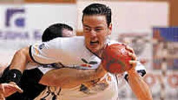 <B>CONTROLADO.</B> La defensa del Altea maniató a Iker Romero.