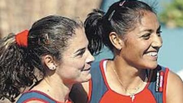 <b>PARIS BIEN VALE UNA RISA.</b> Rumbo al título, Vivi y Paola se felicitan.