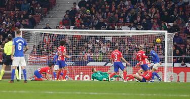 3-2. Mason Greenwood centra, Axel Witsel corta el pase que recoge Damián Suárez. El defensa azulón asiste a Oscar Rodríguez que recorta, lanza y Antoine Griezmann desvía el balón para meterse por el lado ziquierdo de Jan Oblak.