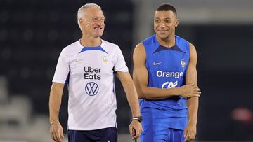 Doha (Qatar), 17/11/2022.- France's head coach Didier Deschamps (L) and Kylian Mbappe (R) attend their team's training session in Doha, Qatar, 17 November 2022. The FIFA World Cup 2022 will take place from 20 November to 18 December 2022 in Qatar. (Mundial de Fútbol, Francia, Catar) EFE/EPA/FRIEDEMANN VOGEL
