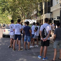 Un centenar de aficionados aclaman en el club a Alemany