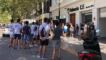 Aficionados a las puertas de las oficinas del Valencia.