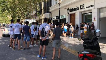 Aficionados a las puertas de las oficinas del Valencia. 