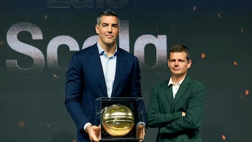 Luis Scola con el galardón junto a Juan Jiménez, redactor jefe de Diario As. El exjugador argentino pasa 7 temporadas en Baskonia, gana una Liga (2002), tres Copas (2002, 2004 y 2006) y MVP de la Liga Endesa en dos ocasiones. Juega una década en la NBA (2007- 2017). Campeón olímpico con Argentina en Atenas 2004.