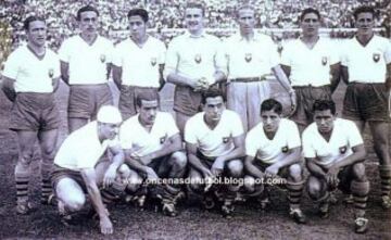 Cuarto, arriba, de izquierda a derecha, está Sergio Livingstone. A su izquierda se ubica el húngaro Máximo Garay, quien dirigió a la selección chilena en el Sudamericano de 1941. Además, fue DT de la UC en 1938, de Magallanes en 1941 y de Badminton en 1942. 