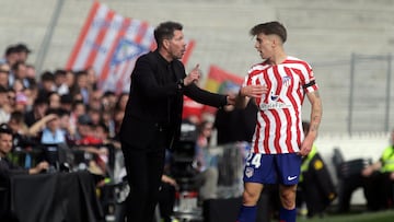 Diego Pablo Simeone charla con el canterano al que le dio la titularidad en Vigo.