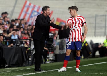 Diego Pablo Simeone charla con el canterano al que le dio la titularidad en Vigo.