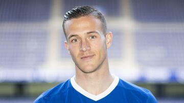 Rodrigo Tar&iacute;n posa con los colores del Real Oviedo.