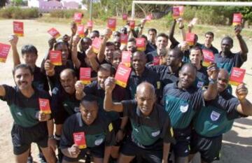 Los 32 árbitros que participan en la Copa de África de 2002 en Malí sacan sus "Tarjetas Rojas contra el Trabajo Infantil". La Organización Internacional del Trabajo (OIT) y la Confederación Africana de Fútbol (CAF) puso en marcha una operación para la abolición del trabajo infantil 