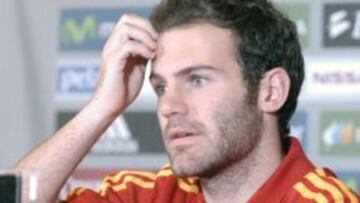 El jugador de la selección española de fútbol Juan Mata participa en una rueda de prensa tras su llegada a Ciudad de Panamá (Panamá).