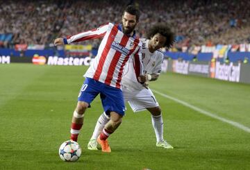 Arda Turan con el Atlético ante el Real Madrid.