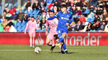 Gonzalo Villar golpea el balón durante el partido de su regreso al Coliseum frente al Espanyol.