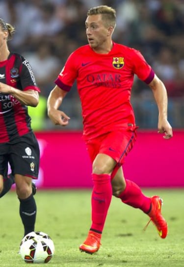 Canterano del Barcelona. Llegó al Sevilla en la temporada 2014-15  en calidad de cedido. 