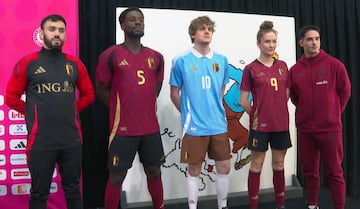 La selección belga presentó ayer la camiseta homenaje al personaje de cómic Tintín, todo un icono de la cultura popular del país. La equipación, que será utilizada en los partidos como visitante de Bélgica, lleva los mismos
colores que viste el periodista creado por el dibujante Hergé: camiseta azul con cuello blanco y pantalón marrón.