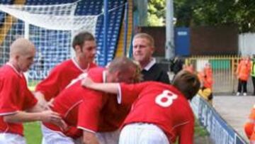 <b>FIELES. </b>Los aficionados del FC United viajan para apoyar a su club y cuando juegan en casa llenan Gigg Lane para respaldar a los suyos.