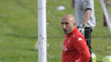 Abelardo durante un entrenamiento del Sporting.