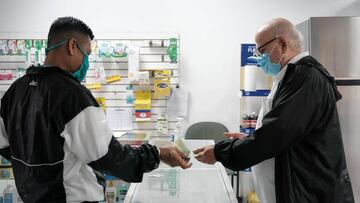 NI5002. MANAGUA (NICARAGUA), 05/06/2020.- Un cliente paga sus medicamentos este viernes, en una farmacia de Managua (Nicaragua). La falta de aplicación de pruebas de la COVID-19 causa escasez de ciertos medicamentos en Nicaragua. EFE/ Carlos Herrer