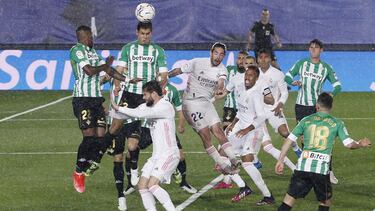 Jugadores de Madrid y Betis, en un momento del partido del sábado en Valdebebas.