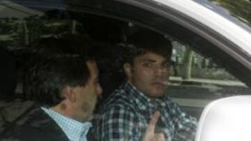<b>¡CAZADO! </b>Imagen de Pedro León, en su coche saliendo ayer del Bernabéu a las 11:35 horas.