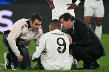 Mbappé receives medical attention after an injury during the game against Atalanta.