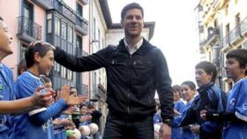 <b>PASILLO AL CAMPEÓN. </b>Los niños de Tolosa mostraron ayer su admiración por su deportista más internacional, Xabi Alonso.