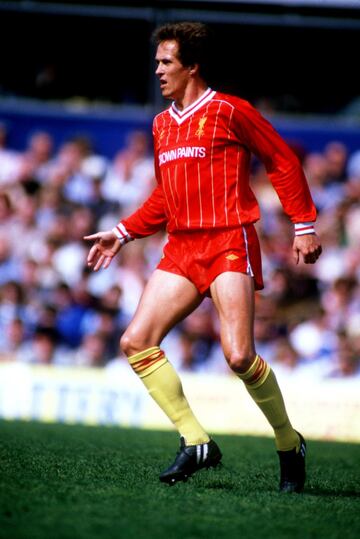 Es el jugador con m芍s t赤tulos de la historia del Liverpool: 22. Jug車 cinco finales de Copa de Europa y disput車 417 partidos consecutivos con el equipo de Anfield.