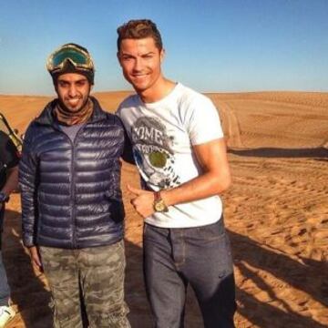 Cristiano se fotografía con el responsable y guía del viaje por el desierto.